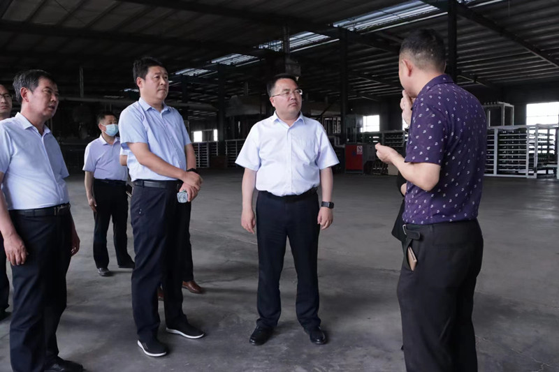 县委副书记、县长王玉东带队调研山东拜尔建材新材料公司